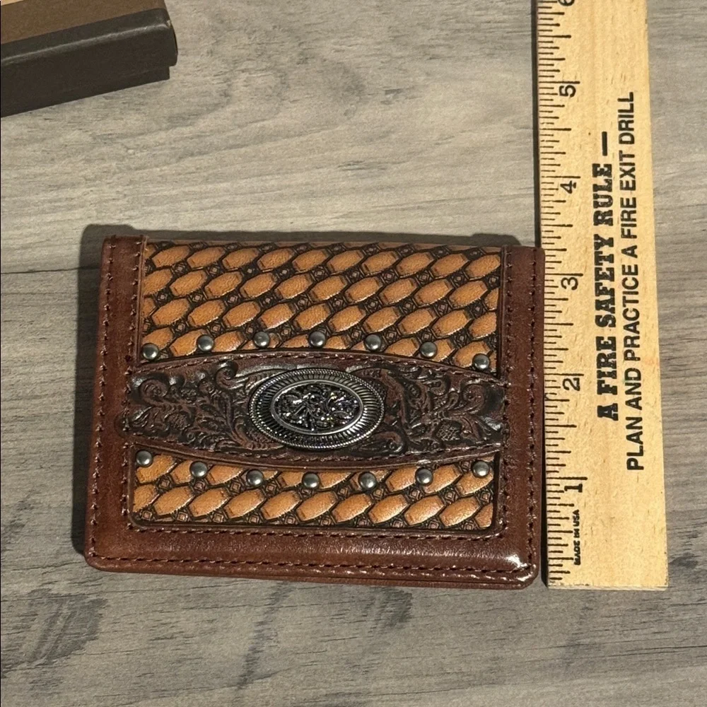 New Justin Men's Brown Basket Weave Concho Trifold Wallet